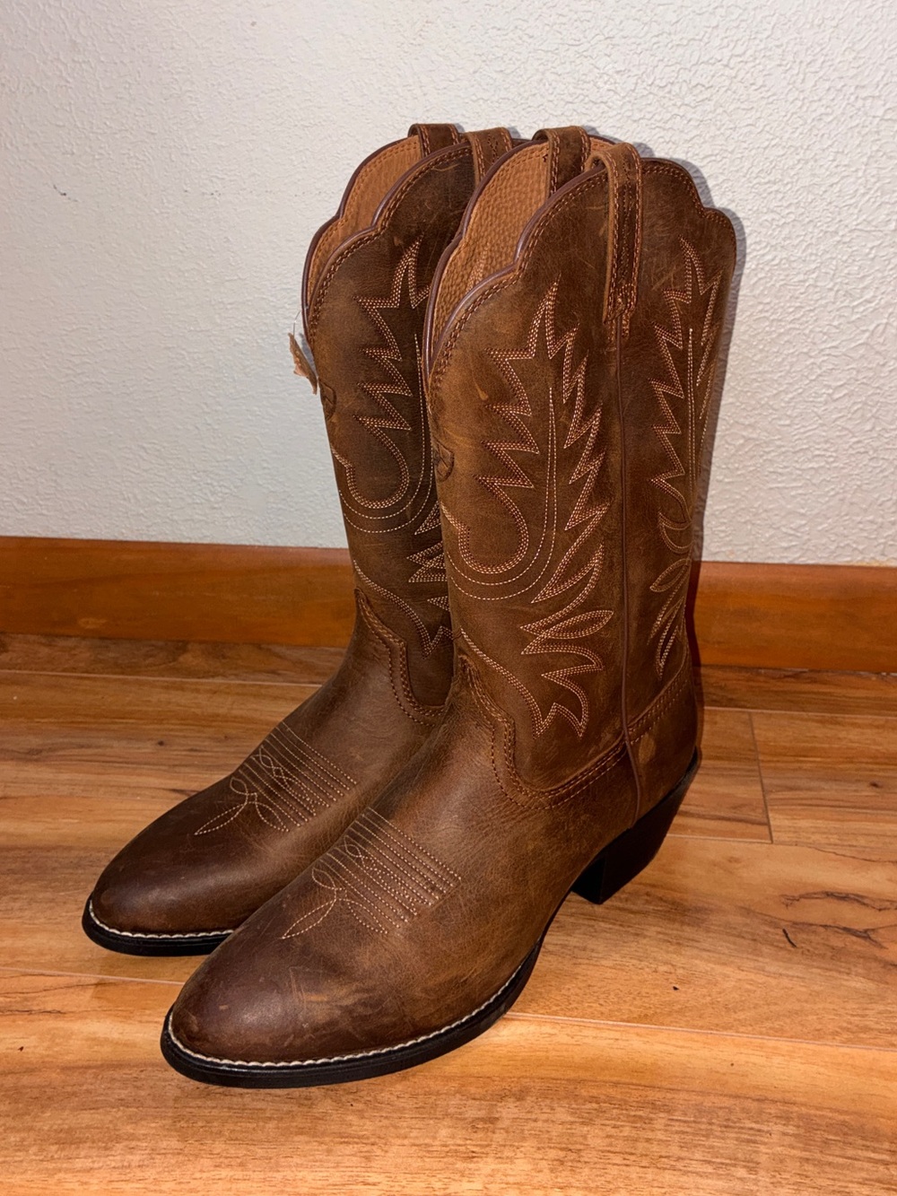 Ariat Women’s Heritage Round Toe Western Cowboy/Cowgirl Boots- size 8 C